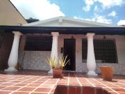 Venta o alquiler casa UN SOLO PISO Urb. La Trinidad