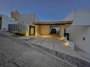 Venta o Renta de casa con alberca en Fraccionamiento...