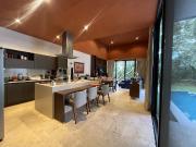 Venta o Renta Residencia en Privada frente al Campo de...