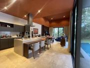 Venta o Renta Residencia en Privada frente al Campo de...