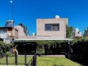 VENTA PERMUTA Casa 2 Dormitorios, pileta, cocheras,...