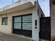 VENTA | PERMUTA Casa con local comercial y jardín Barrio...