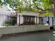 VENTA / PERMUTA Casa de 2 dormitorios Comodín con patio....