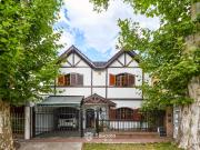 VENTA | PERMUTA Casa de 3 dormitorios con jardín, y...