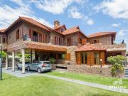 Venta / permuta | Casa de 4 dormitorios con jardín y...