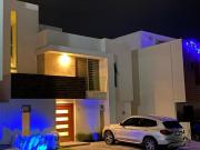 VENTA: PRECIOSA CASA, AMPLIOS ESPACIOS. CERCA DEL ACCESO...