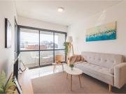 VENTA Semipiso 2 ambientes con balcón en edificio...