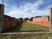 VENTA Terreno tapialado con construcción