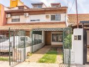Venta Triplex con jardin y cochera en Olivos