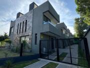 Venta! Triplex de Categoría! Próximo al ingreso a Carlos...