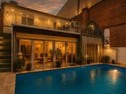 Casa familiar con pileta y espacio comercial sobre Arana...