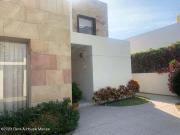 VENTA. Villas del Mesón Casa con sala doble altura,...