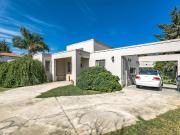 VENTA/PERMUTA Casa 2 dormitorios Parque y cocheras Sol...