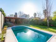 VENTA/PERMUTA Casa 3 dormitorios con pileta y jardín...