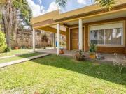 VENTA/PERMUTA Casa de 2 dormitorios con jardín, piscina...