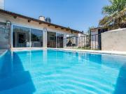 VENTA/PERMUTA Casa de 2 Dormitorios con Jardín y Pileta...