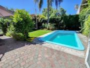 VENTA/PERMUTA Casa de 3 dormitorios con cochera, jardín...
