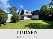Verbundenes Einfamilienhaus mit viel Platz auf...
