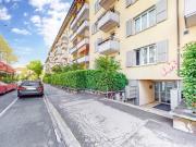 Verkaufsfläche mit kleiner Lagerfläche im Hintergrund zu...