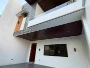 Very Spacious Modern Design Duplex in Vista Verde...