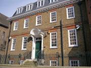 Vey nice twin ensuite bedroom a short walk from London...