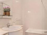 Vibrant 2 bed flat w/ balcony