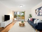 Vibrant entertainer in a central locale