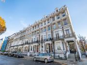 Vicarage Gate, London W8, 2 bed flat to rent, £14,950...