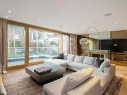 Vicarage Gate, London W8, 3 bed flat to rent, £26,000...
