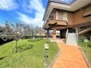 Vicino al Centro di Sarzana Villa trifamigliare con...