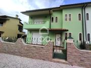 VIEIRA DE LEIRIA Moradia de quatro assoalhadas sita a...