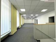 VIELE GESTALTUNGSMÖGLICHKEITEN Erdgeschoss Büro direkt...