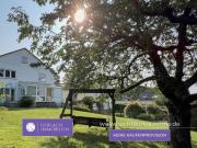 Vielseitiges 1 /2 Familienhaus in ruhiger Lage mit neuer...