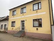 Vielseitiges Zweifamilienhaus in zentraler Lage von...