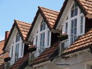 Vierfamilienhaus und 2 Garagen