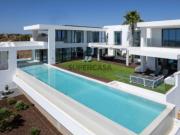 Vila deslumbrante, com 5 quartos em suíte, ampla piscina...