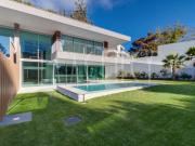 Vila V4 com Piscina e Jardim no Centro de Cascais