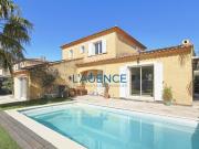 Villa 5 pièces de 135m2 sur terrain de 458m2 avec piscine ré