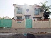 Villa a la venta con tres dormitorios y tres baños en...