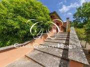 Villa a Manziana: Residenza Divisibile con Terreno e...