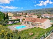 VILLA à proximité du village