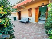 Villa a schiera arredata con piscina