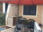 Villa a schiera arredata con terrazzo