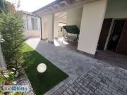 Villa a schiera arredata con terrazzo