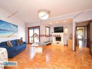 Villa a schiera arredata con terrazzo Villa a schiera arredata con terrazzo