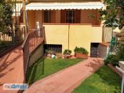 Villa a schiera arredata con terrazzo