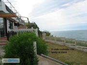 Villa a schiera arredata con terrazzo