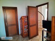 Villa a schiera arredata con terrazzo