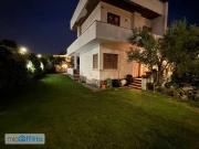 Villa a schiera arredata con terrazzo