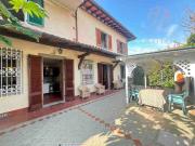 Villa bifamiliare in vendita a Forte dei Marmi via...